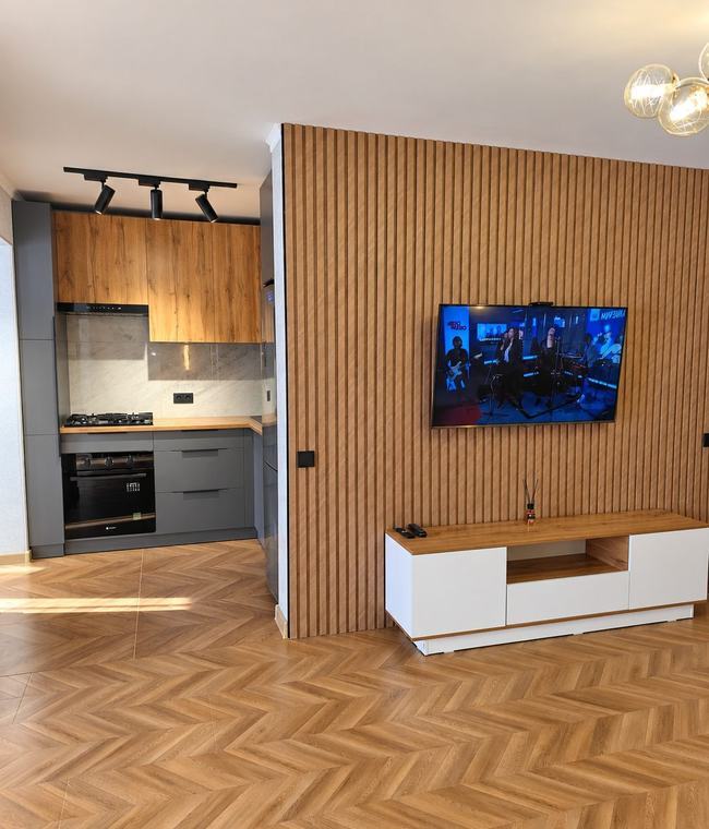 Интерьер с графитовой кухней и тёплым деревом — фото 3